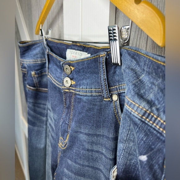 B8.4 Like New Torrid Flare Jean - Vintage Stretch Dark Wash Denim Jeans 18T - Picture 4 of 6